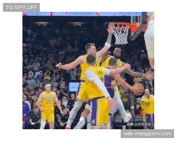 即时战术板:湖人突然采用2-3联防,打乱太阳进攻节奏 即时战术板:湖人突然采用2-3联防,打乱太阳进攻节奏